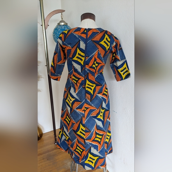 Structured, geometric 60s style dress - Picture 2 of 5